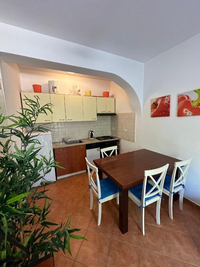 Apartments With A Parking Space Mali Losinj Ngoại thất bức ảnh